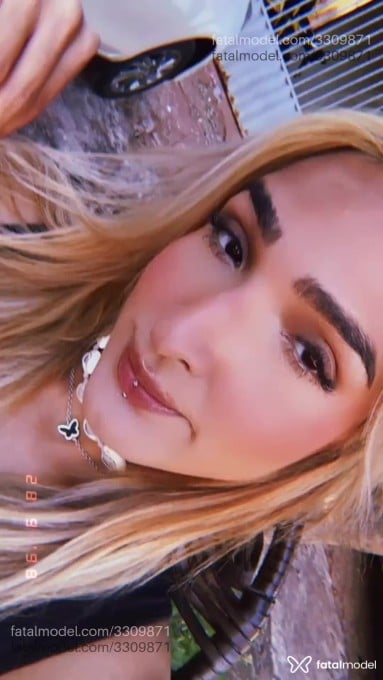 Acompanhante mulher trans loira (o) de olhos castanhos em Dourados - Hillary Stella