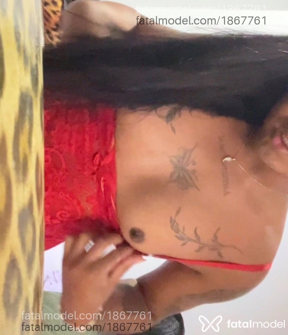 Acompanhante mulher trans com cabelo castanho de olhos castanhos em Goiânia - Monyzinha