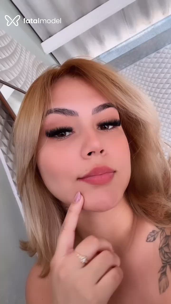 Acompanhante mulher loira (o) de olhos castanhos - Magnólia Wonder