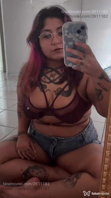 Acompanhante mulher com cabelo colorido de olhos pretos - Yasmin Ferraz