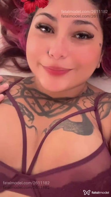 Acompanhante mulher com cabelo colorido de olhos pretos - Yasmin Ferraz