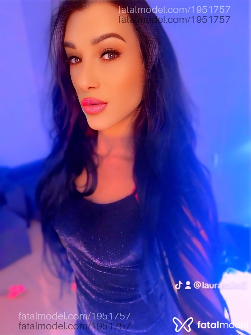 Acompanhante mulher trans morena (o) de olhos verdes em Trindade - Laura