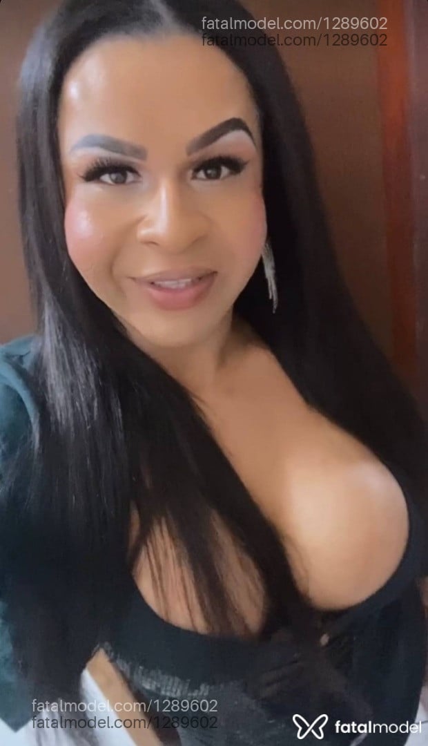 Acompanhante travesti com cabelo colorido de olhos mel em Balneário Camboriú - Amanda