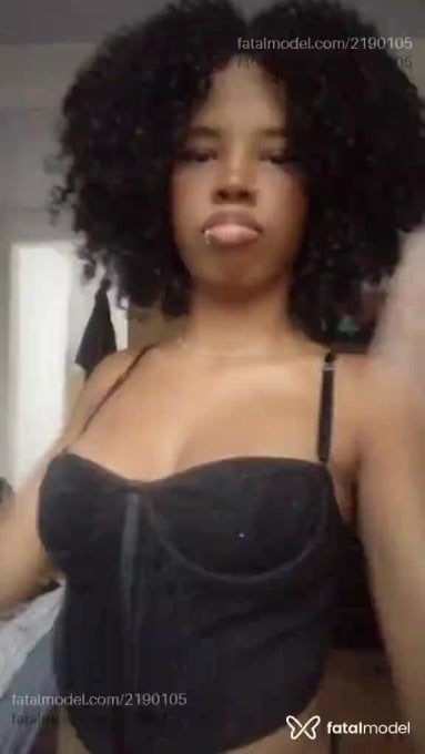Acompanhante mulher com cabelo castanho de olhos castanhos em Virtual - Milena