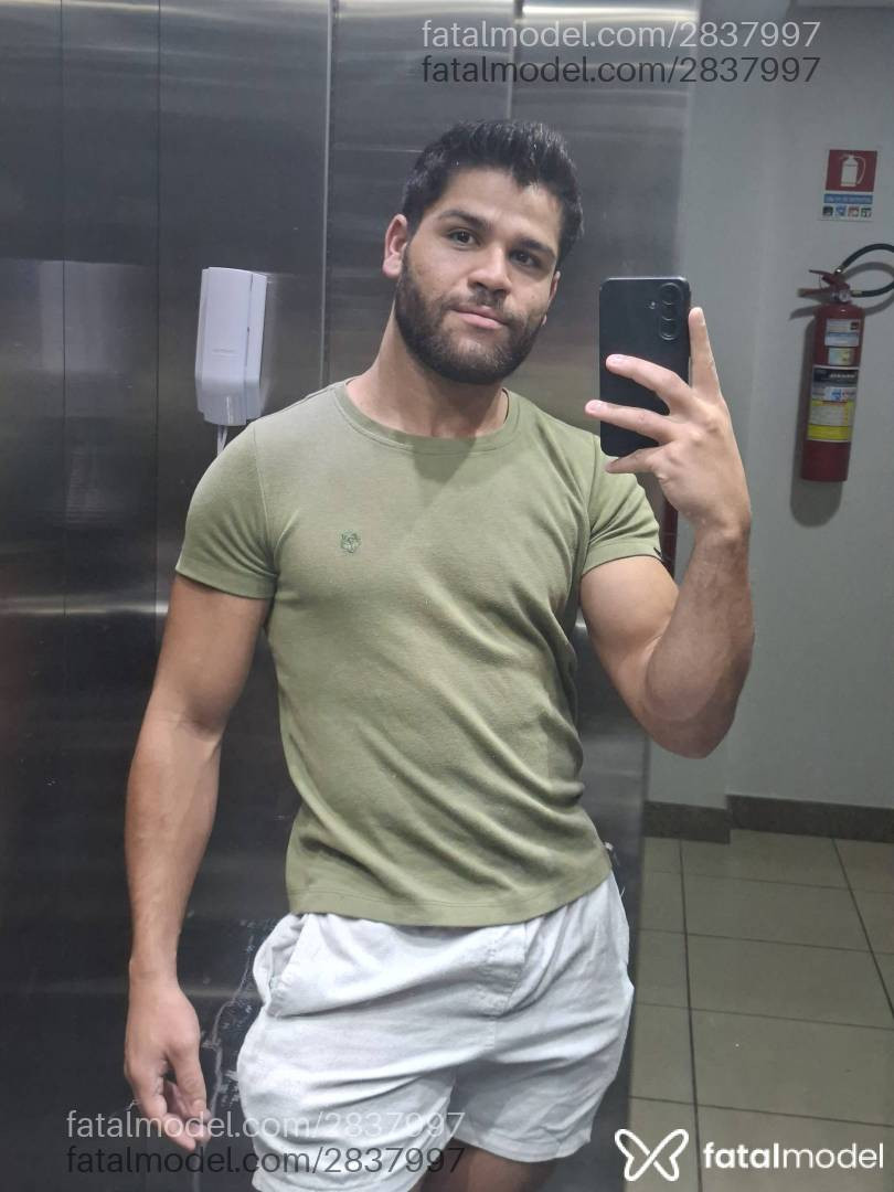 Acompanhante homem com cabelo castanho de olhos castanhos - Eupeu Acompanhante homem com cabelo castanho de olhos castanhos - Eupeu