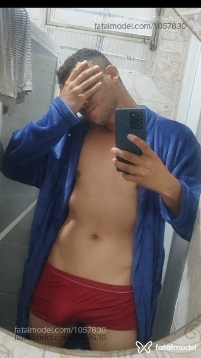 Acompanhante homem com cabelo castanho de olhos castanhos - Hector Victor Acompanhante homem com cabelo castanho de olhos castanhos - Hector Victor