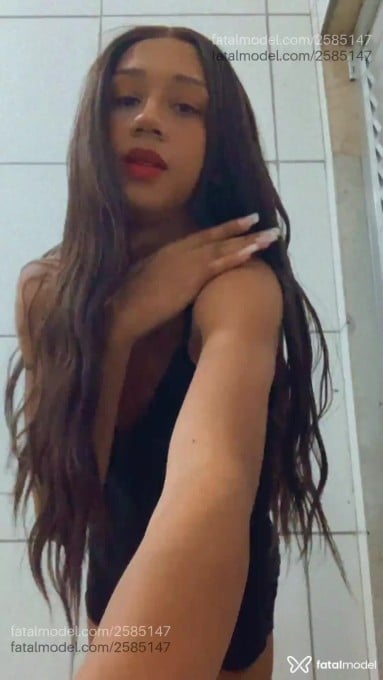 Acompanhante mulher trans com cabelo castanho de olhos castanhos em Duque de Caxias - Morena