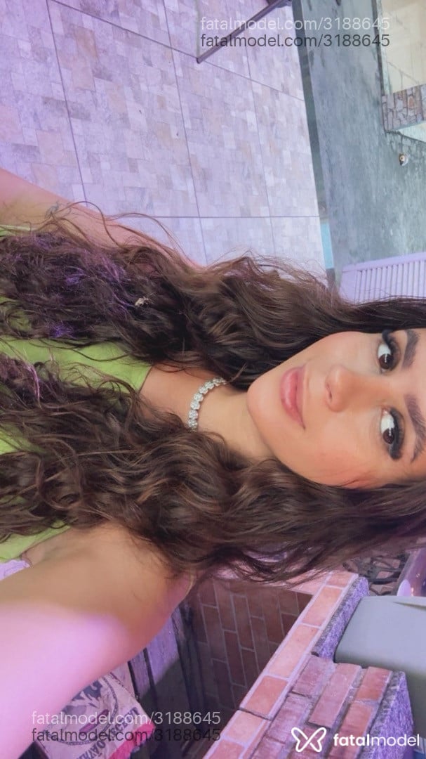 Acompanhante mulher com cabelo castanho de olhos mel em Rio de Janeiro - Mel