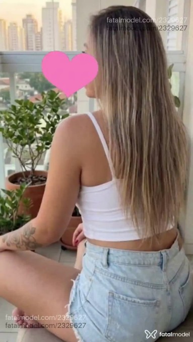 Acompanhante mulher loira (o) de olhos castanhos - Loy