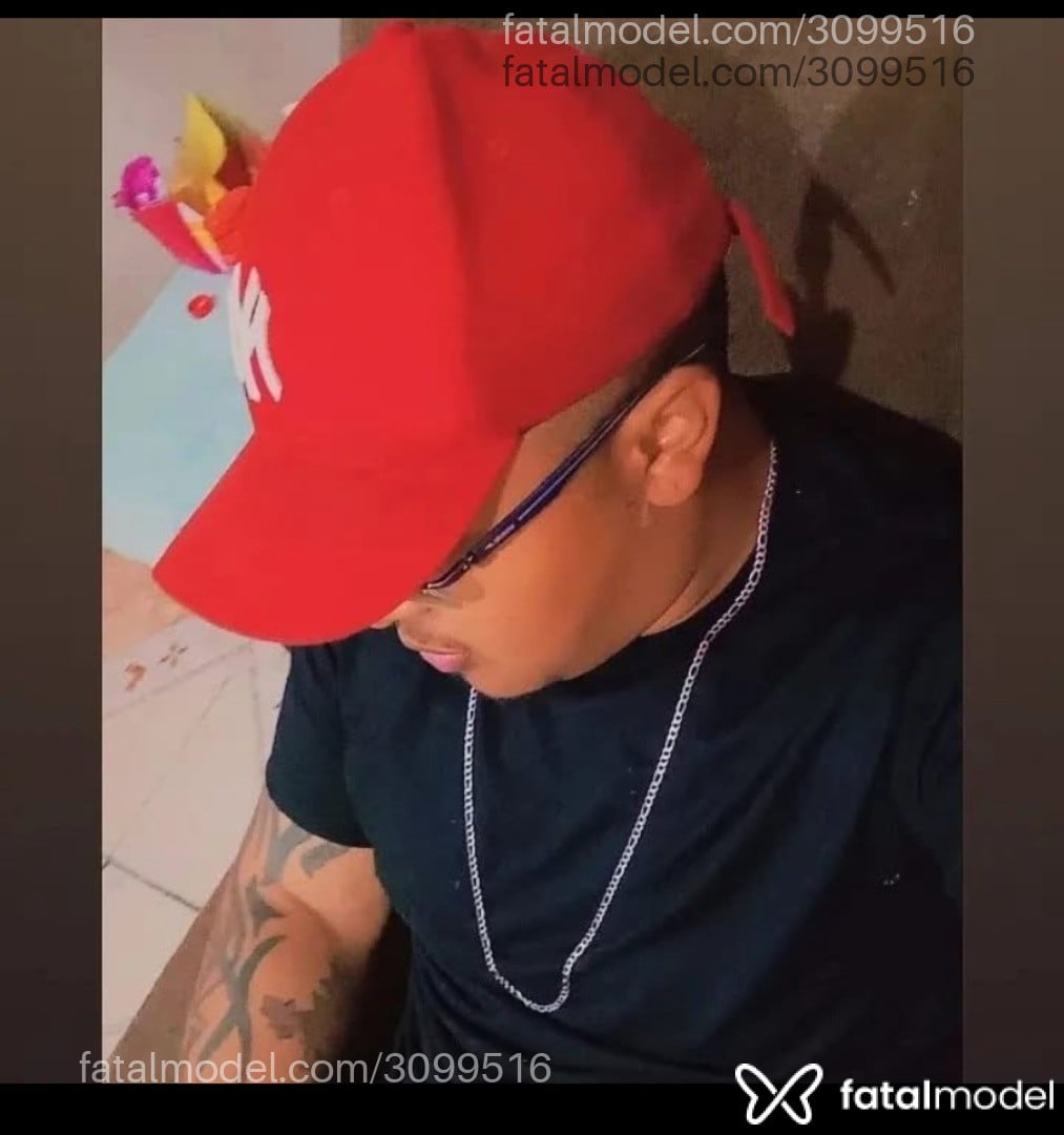 Acompanhante homem com cabelo castanho de olhos mel - Felipe Acompanhante homem com cabelo castanho de olhos mel - Felipe
