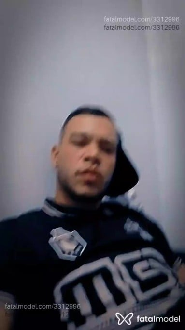 Acompanhante homem com cabelo castanho de olhos castanhos - Santiago Santos Acompanhante homem com cabelo castanho de olhos castanhos - Santiago Santos