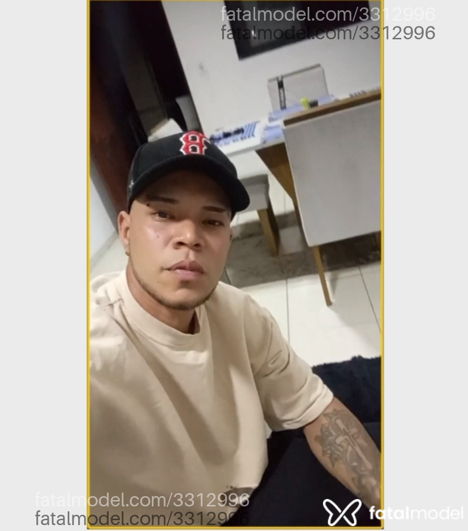Acompanhante homem com cabelo castanho de olhos castanhos - Santiago Santos Acompanhante homem com cabelo castanho de olhos castanhos - Santiago Santos