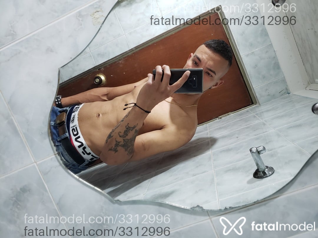 Acompanhante homem com cabelo castanho de olhos castanhos - Santiago Santos Acompanhante homem com cabelo castanho de olhos castanhos - Santiago Santos