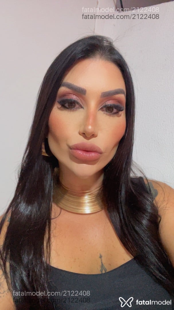 Acompanhante mulher com cabelo castanho de olhos verdes em Vila Velha - Camila Ferrari