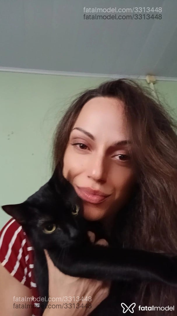 Acompanhante mulher trans com cabelo castanho de olhos mel em Rio Grande - Alinegauchinha