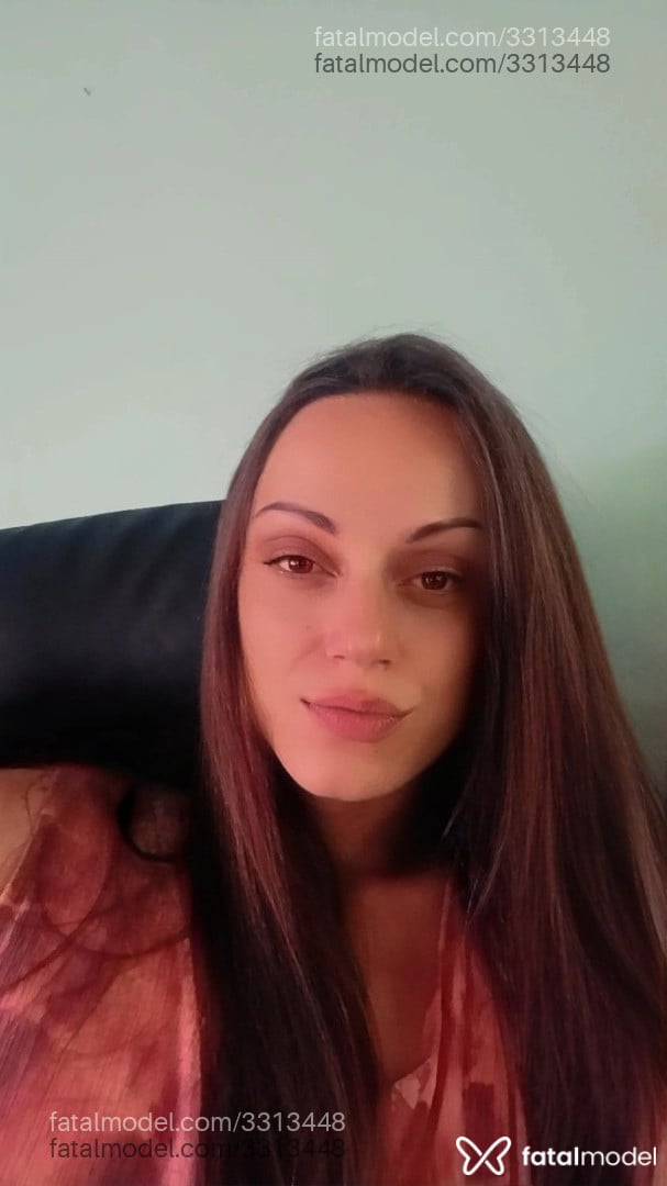 Acompanhante mulher trans com cabelo castanho de olhos mel em Rio Grande - Alinegauchinha