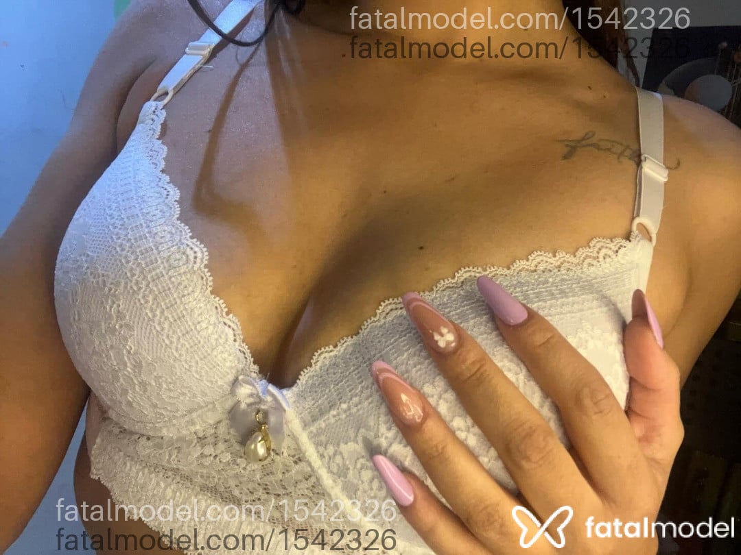 Acompanhante mulher com cabelo castanho de olhos pretos em Gramado - Angel Escobar