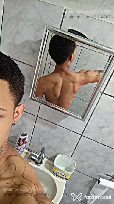Acompanhante homem com cabelo castanho de olhos castanhos - Mucilon Acompanhante homem com cabelo castanho de olhos castanhos - Mucilon