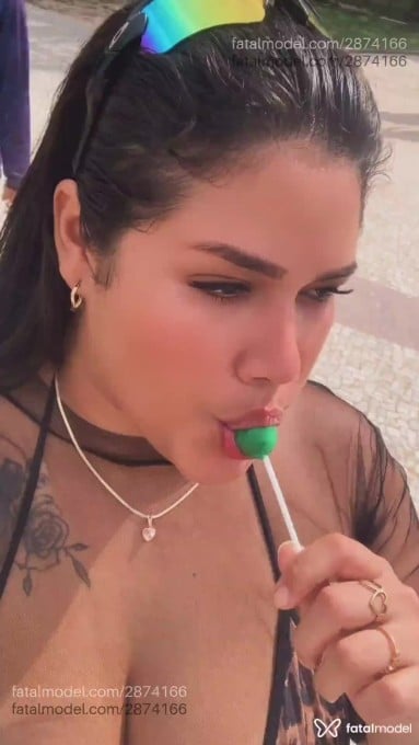Acompanhante mulher morena (o) de olhos pretos - Ellen