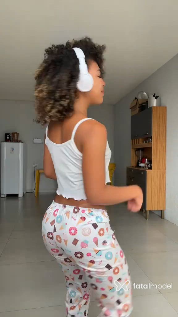 Acompanhante mulher morena (o) de olhos castanhos - Sthefani