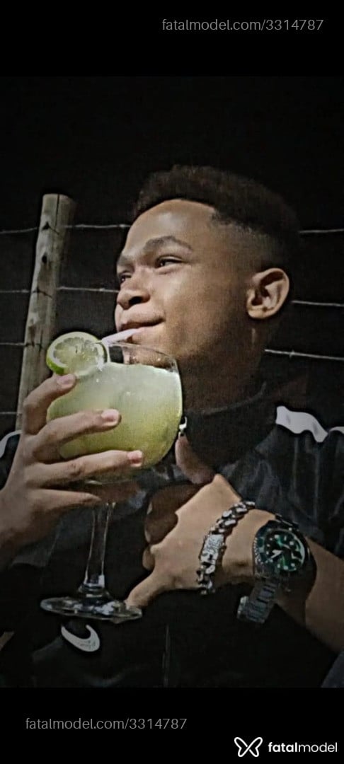 Acompanhante homem com cabelo castanho de olhos castanhos - Mucilon Acompanhante homem com cabelo castanho de olhos castanhos - Mucilon