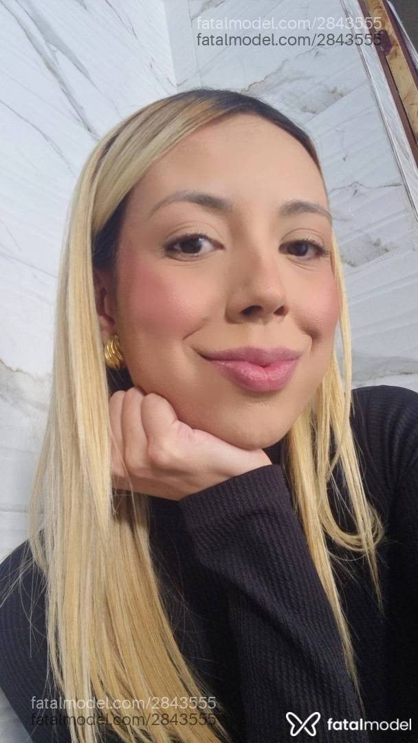 Acompanhante mulher loira (o) de olhos castanhos - Larissa