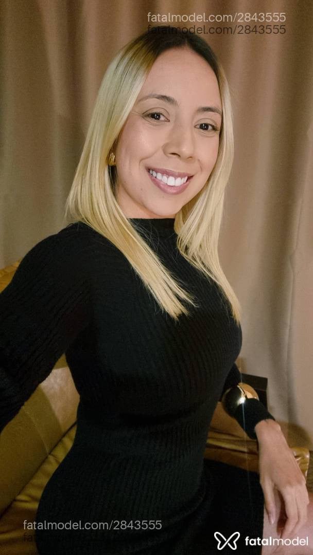 Acompanhante mulher loira (o) de olhos castanhos - Larissa