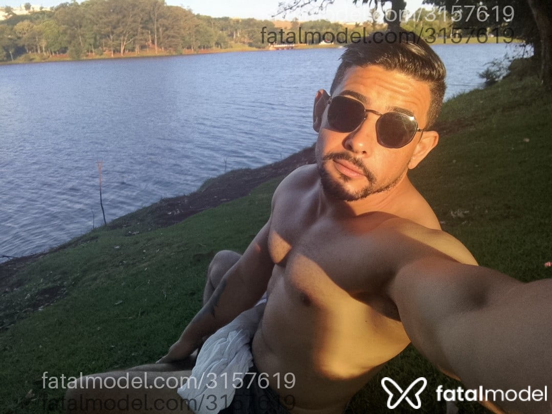 Acompanhante homem com cabelo castanho de olhos verdes - Drake Acompanhante homem com cabelo castanho de olhos verdes - Drake