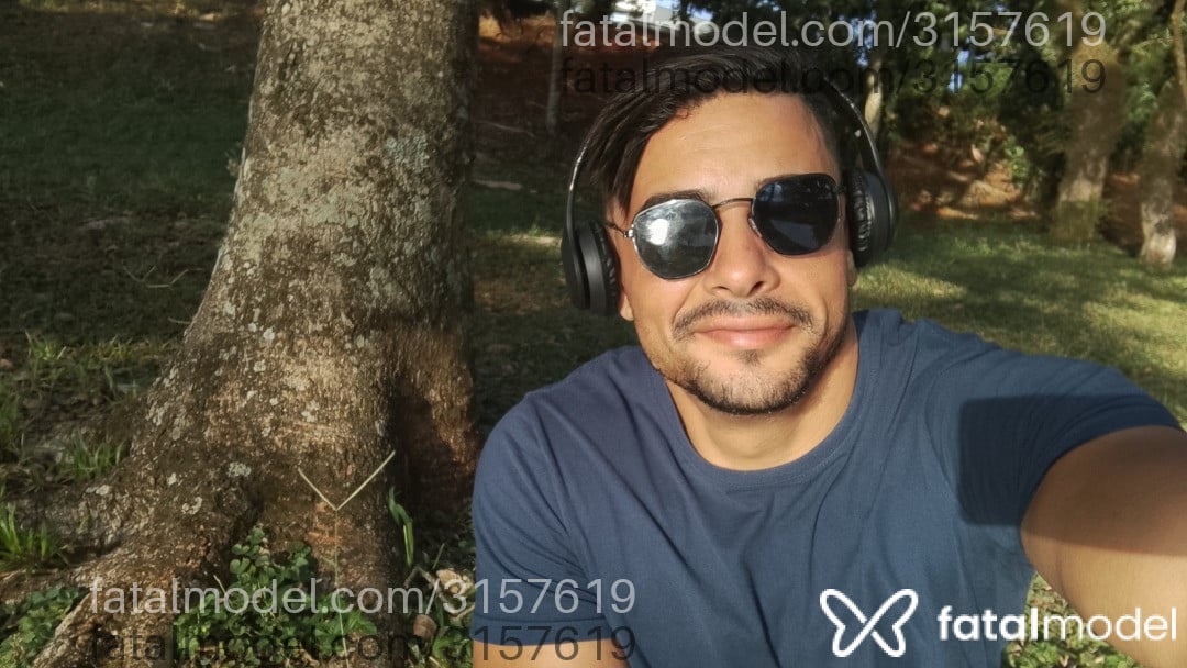 Acompanhante homem com cabelo castanho de olhos verdes - Drake Acompanhante homem com cabelo castanho de olhos verdes - Drake
