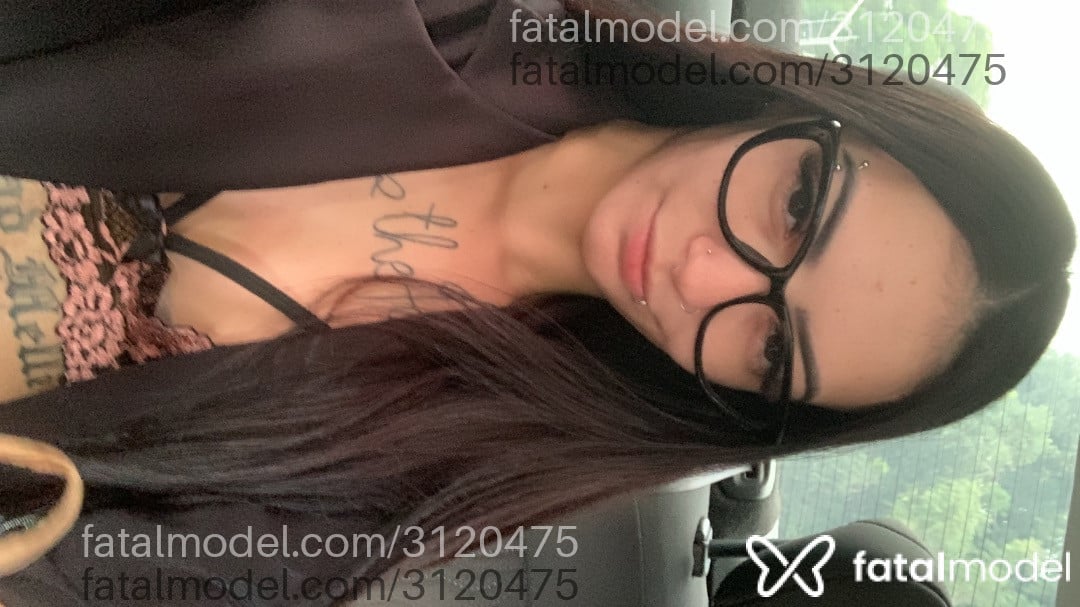 Acompanhante mulher morena (o) de olhos castanhos em Virtual - Badmelli