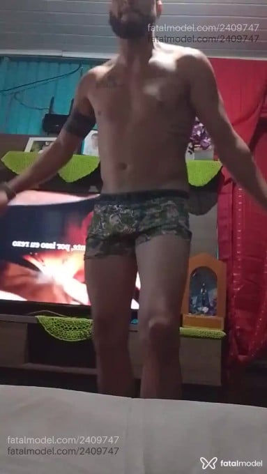 Acompanhante homem com cabelo castanho de olhos castanhos em Pinhalzinho - Guttoo