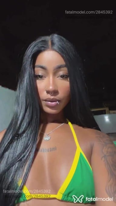 Acompanhante mulher morena (o) de olhos pretos em Passos - Majuh Fontinnele