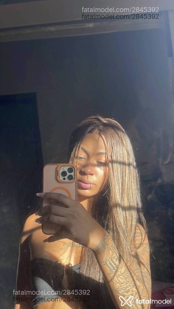 Acompanhante mulher morena (o) de olhos pretos - Majuh Fontinnele