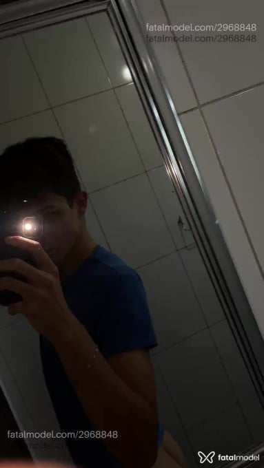 Acompanhante homem com cabelo castanho de olhos castanhos em Curitiba Acompanhante homem com cabelo castanho de olhos castanhos em Curitiba - Gustavo Lavelle