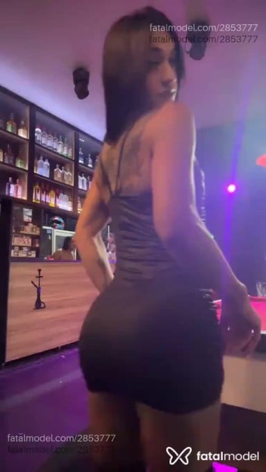 Acompanhante mulher trans com cabelo castanho de olhos castanhos em Londrina - Laura Sanches
