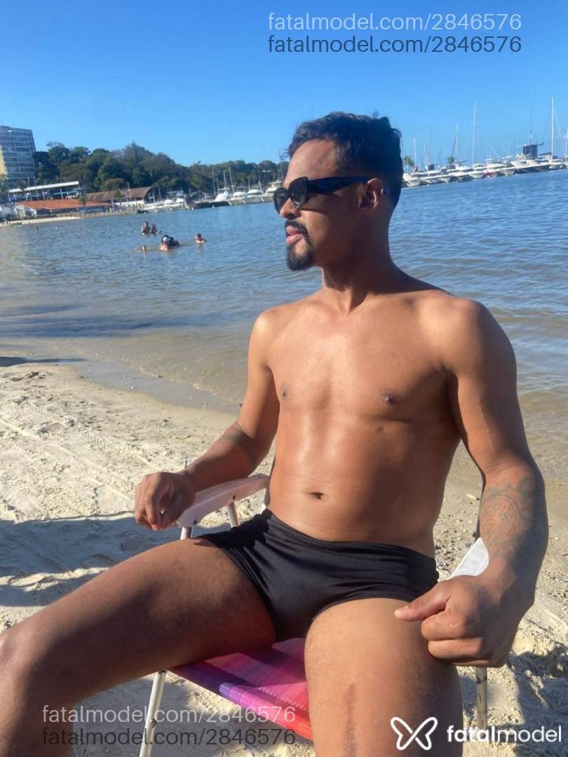 Acompanhante homem morena (o) de olhos pretos - Pretinho