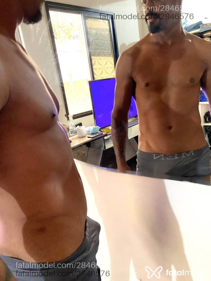 Acompanhante homem morena (o) de olhos pretos - Pretinho