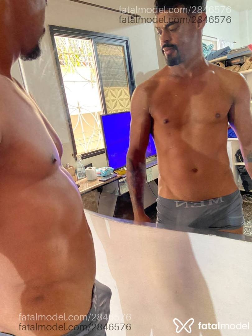 Acompanhante homem morena (o) de olhos pretos - Pretinho