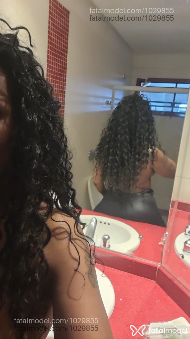 Acompanhante mulher com cabelo colorido de olhos castanhos em Caxias do Sul - Morena flor