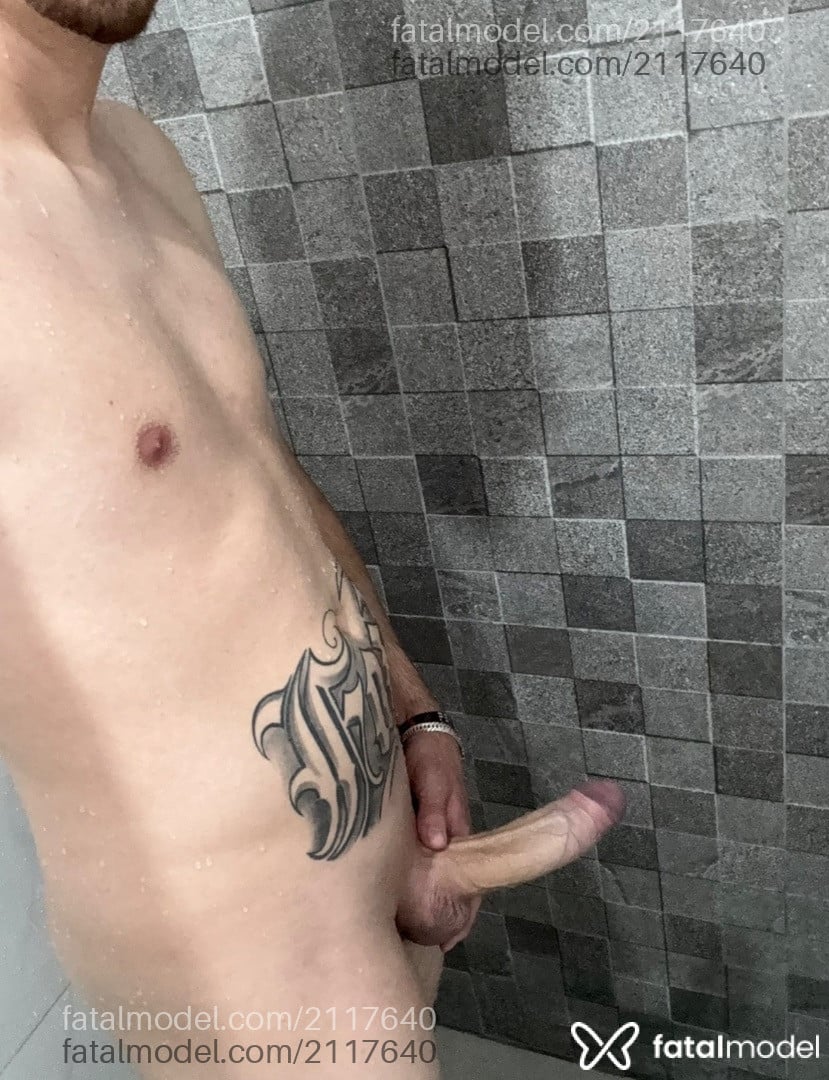 Acompanhante homem com cabelo castanho de olhos pretos - Almeida