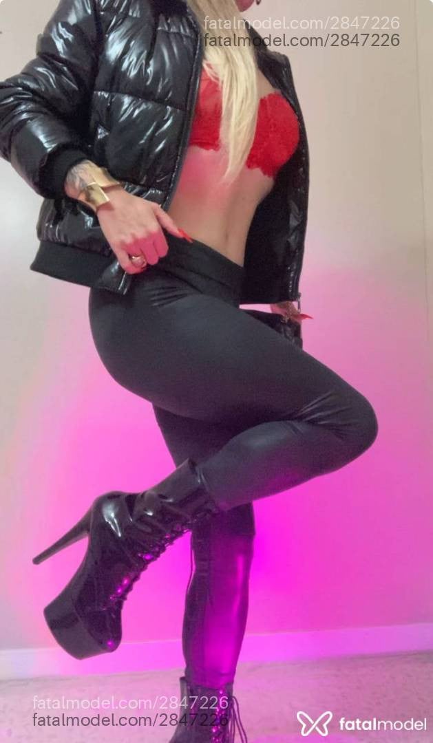 Acompanhante mulher trans loira (o) de olhos verdes - Gina Lust