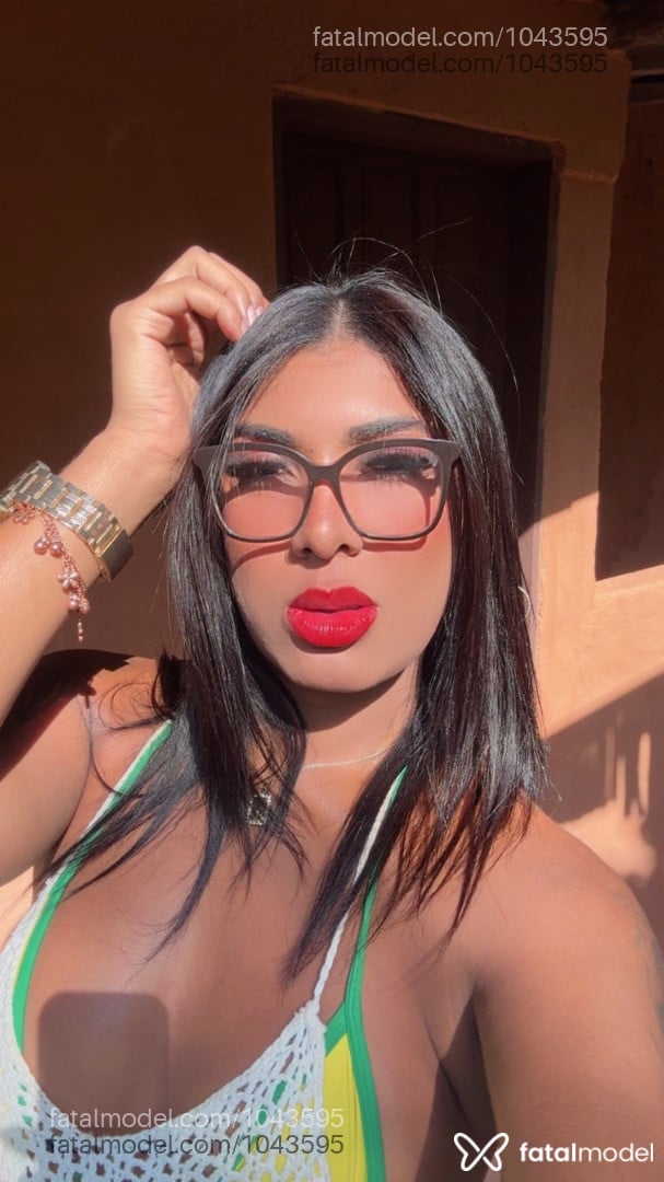 Acompanhante homem trans com cabelo grisalho de olhos pretos em Ilhabela - Mariana Miller