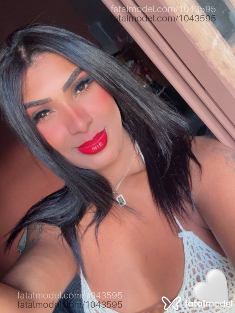 Acompanhante homem trans com cabelo grisalho de olhos pretos em Ilhabela - Mariana Miller