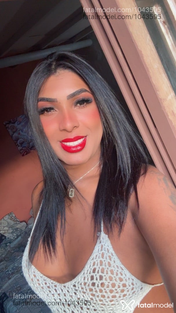 Acompanhante homem trans com cabelo grisalho de olhos pretos em Ilhabela Acompanhante homem trans com cabelo grisalho de olhos pretos em Ilhabela - Mariana Miller