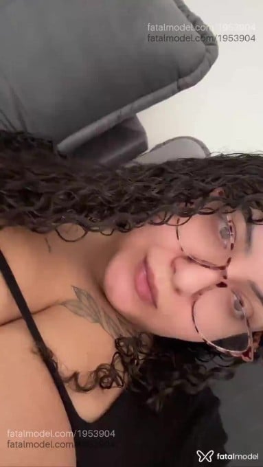 Acompanhante mulher com cabelo castanho de olhos castanhos em Virtual Acompanhante mulher com cabelo castanho de olhos castanhos em Virtual - Jack
