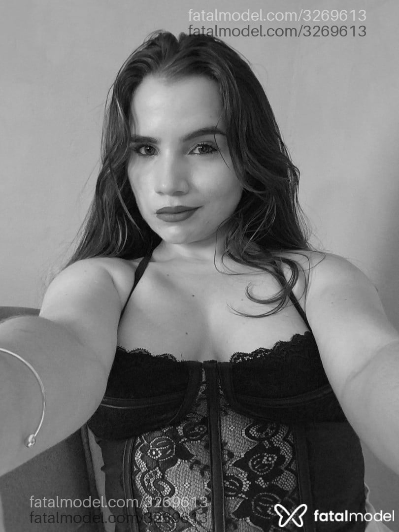 Acompanhante mulher com cabelo castanho de olhos verdes em Virtual - Gaby