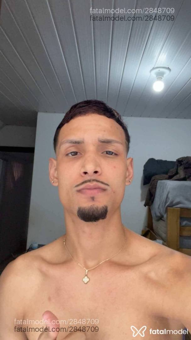 Acompanhante homem com cabelo castanho de olhos castanhos - Herverson Cria