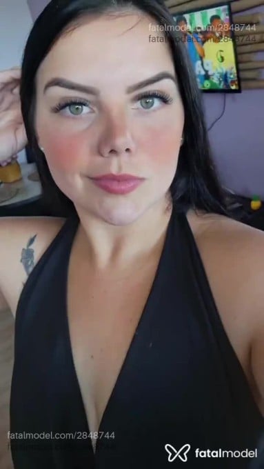 Acompanhante mulher morena (o) de olhos verdes - Juju Acompanhante mulher morena (o) de olhos verdes - Juju