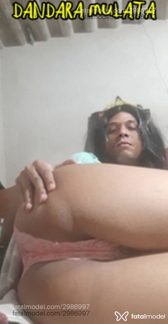 Acompanhante não-binário morena (o) de olhos mel - Dandara Padilha
