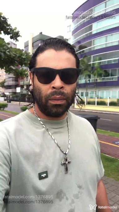 Acompanhante homem morena (o) de olhos castanhos em Itapema - Isevenbernard
